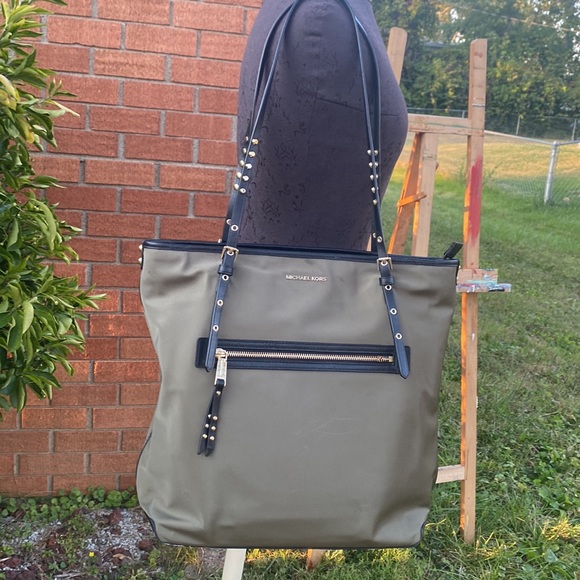 Authentic Michael Kors Leila Olive Green Large Nylon Tote Bag - Picture 15 of 16